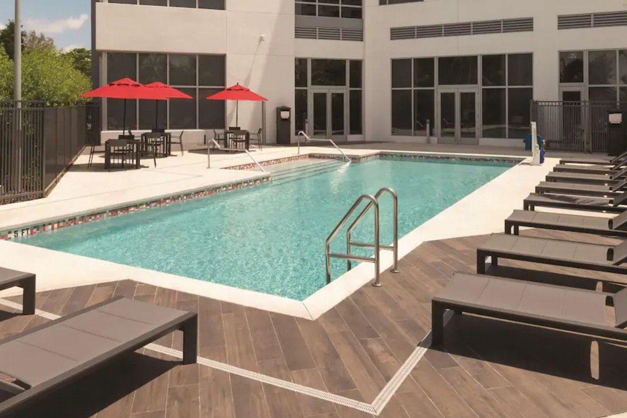 Radisson Red Miami Airport Hotel