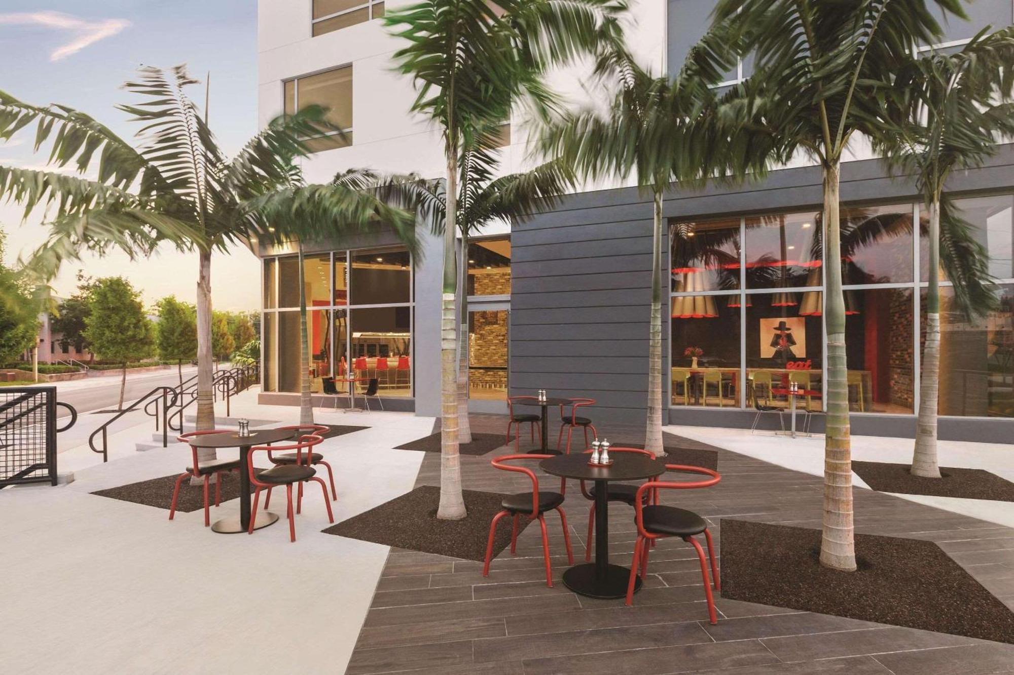 Hotel Radisson Red Miami Airport 3*