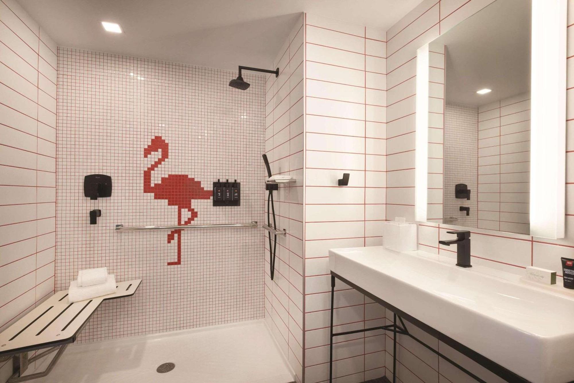 Radisson Red Miami Airport 3*